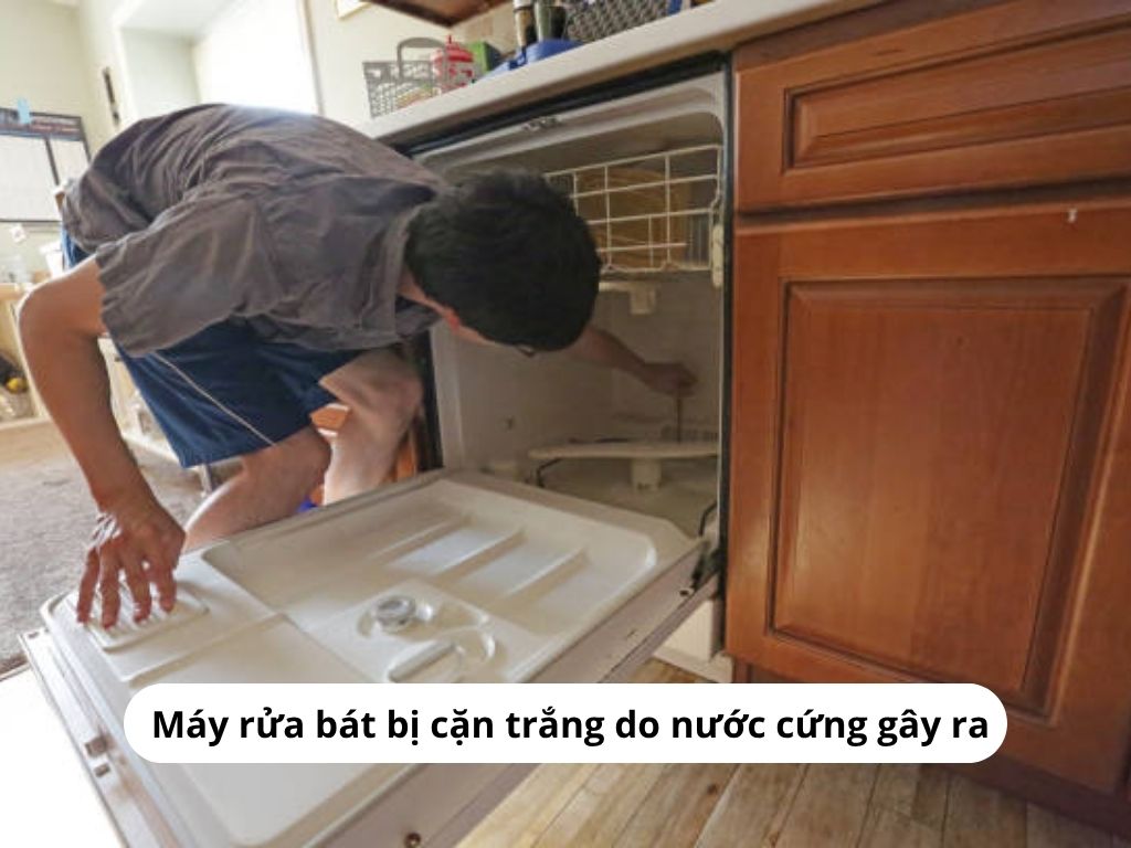 Máy rửa bát bị cặn trắng do nước cứng gây ra